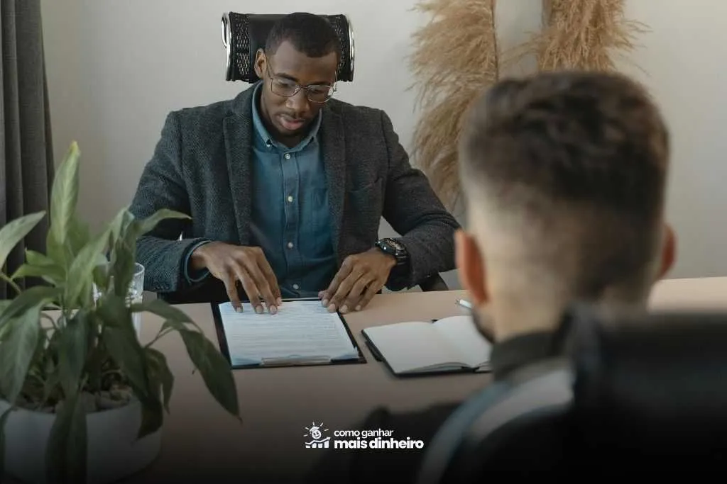 12 dicas para conseguir emprego sem ter experiência 1 como ganhar mais dinheiro educacao financeira entrevista de emprego homem