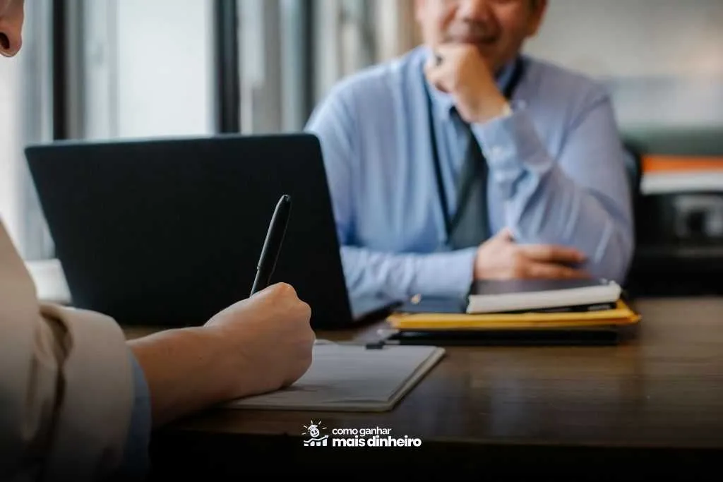 12 dicas para conseguir emprego sem ter experiência 2 como ganhar mais dinheiro educacao financeira entrevista pessoas conversando mesa