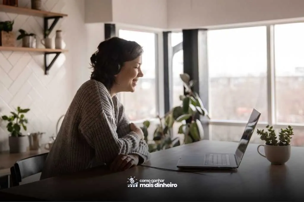 Renda Extra: 10 Ideias Criativas para ganhar mais dinheiro 14 Um freelancer trabalhando em seu laptop.