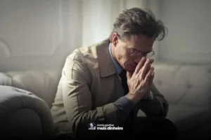 Dicas para quitar dívidas - Pessoa endividada buscando de sair das dividas