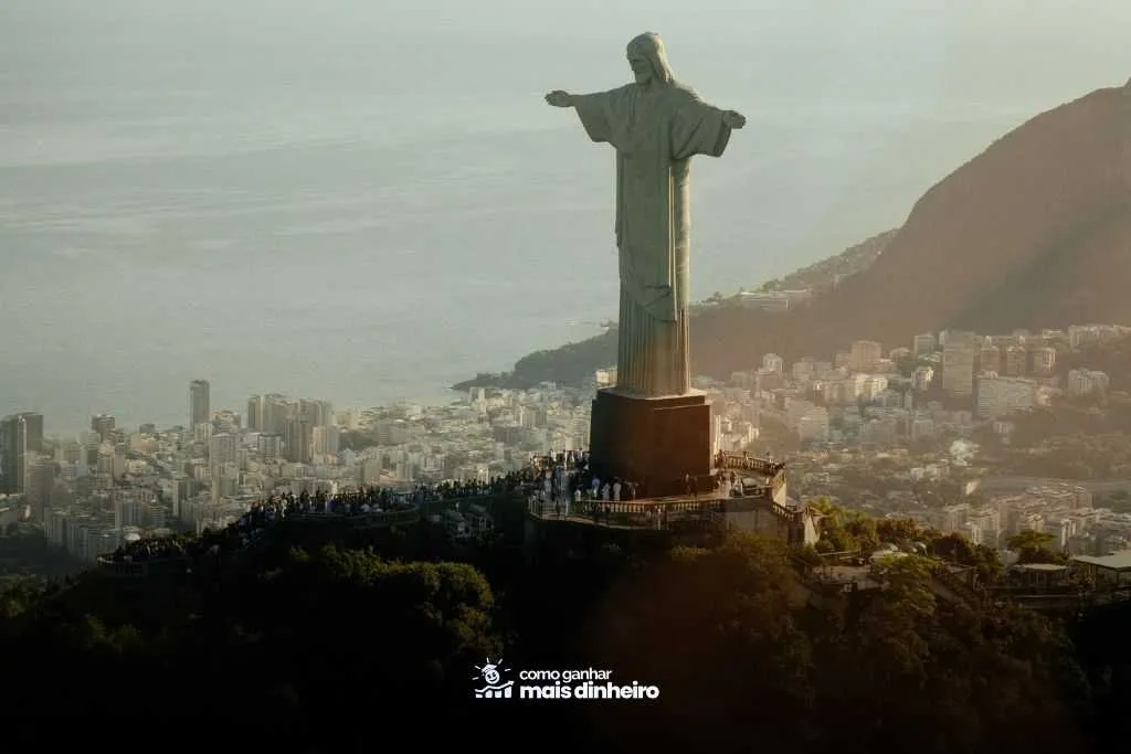 Como Ganhar Dinheiro no Rio de Janeiro: 10 Dicas e Estratégias 1 Ganhar Dinheiro no Rio de Janeiro - Cristo Redentor no Alto do Corcovado.