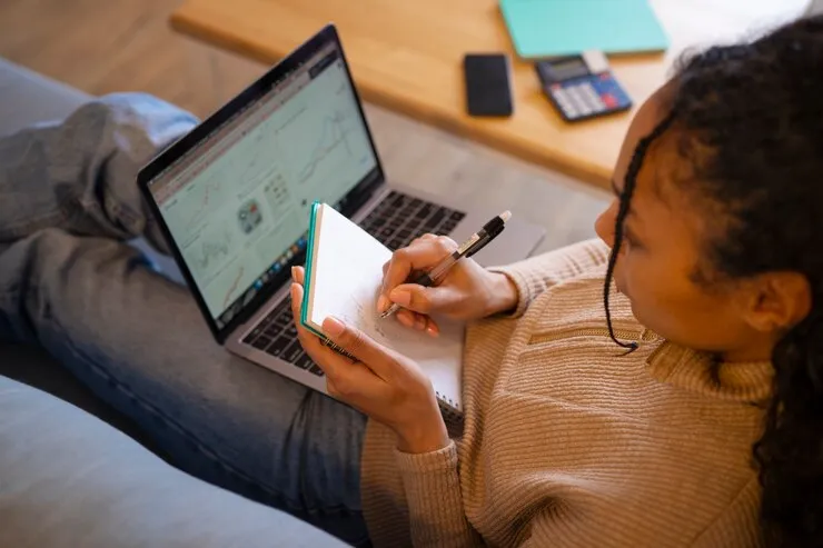 12 dicas para conseguir emprego sem ter experiência 6 Mulher jovem fazendo curso online de capacitação profissional. emprego sem ter experiência
