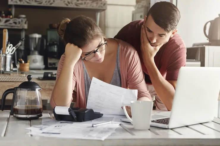 5 Dicas Poderosas para Quitar Dívidas e Sair do Vermelho 1 Como sair do vermelho: pessoa revisando suas finanças para quitar dívidas.